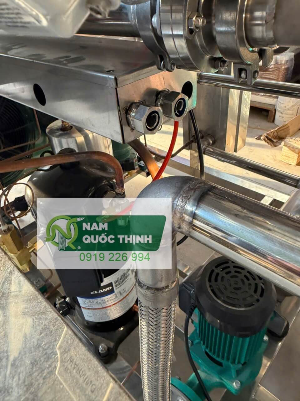 dau noi ong flexible voi hop dien inox 304 vao mang cap